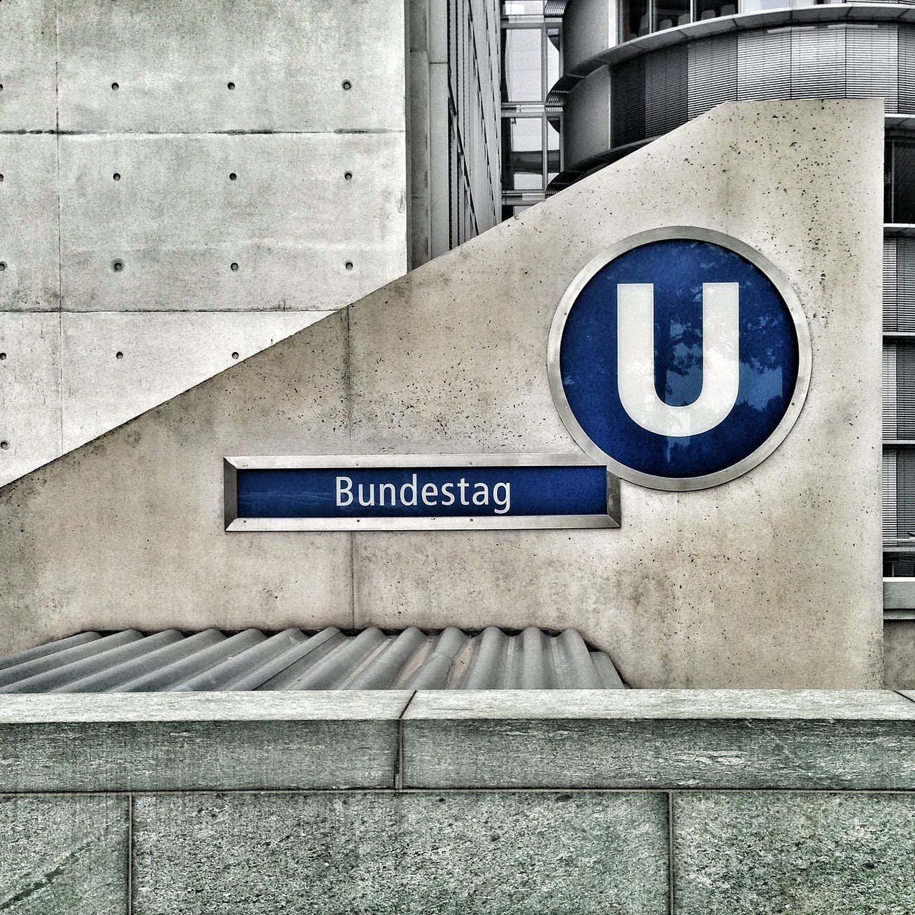 bundestag logo on cement wall